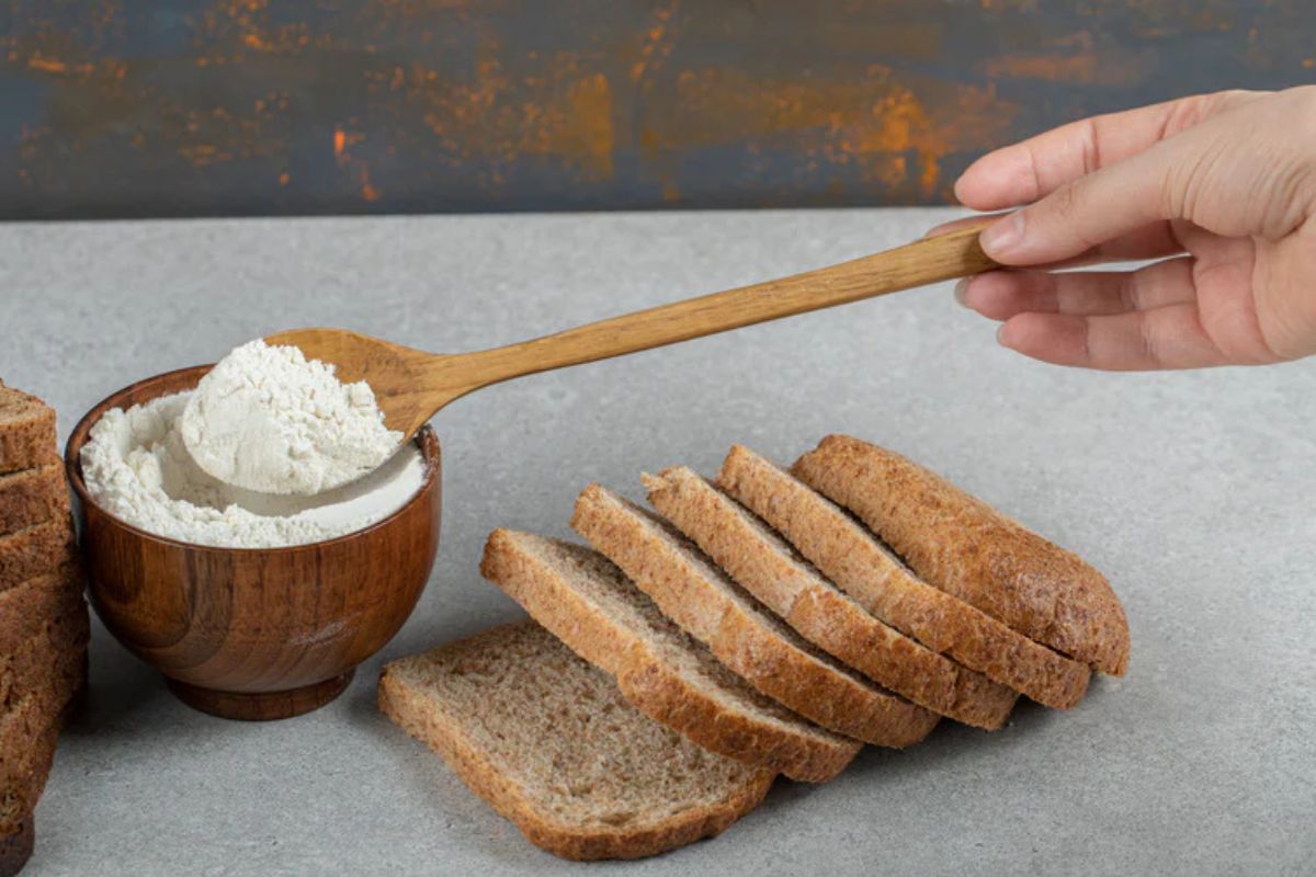 পাঁউরুটি, পাস্তা বা ময়দার লুচি-পরোটা দ্রুত শরীরে ইনসুলিন বাড়ায়। এতে এনার্জি হঠাৎ কমে যায় এবং মনখারাপের প্রবণতা বাড়তে পারে।